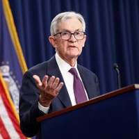 記者会見に臨む米連邦準備制度理事会（FRB）のパウエル議長＝ワシントンで2026年3月18日、ロイター