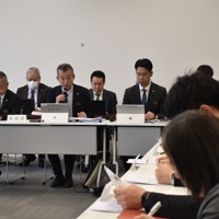 輪島市復興まちづくり計画検討委員会のメンバーらに、復興計画の進捗状況について説明する市職員＝石川県輪島市で2026年2月17日午後2時9分、島袋太輔撮影
