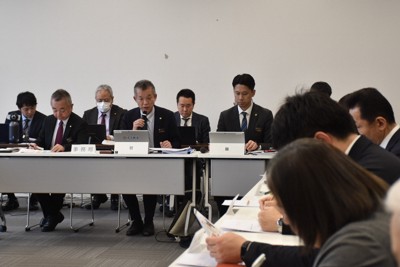 輪島市復興まちづくり計画検討委員会のメンバーらに、復興計画の進捗状況について説明する市職員＝石川県輪島市で2026年2月17日午後2時9分、島袋太輔撮影