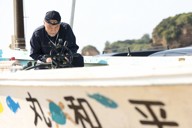 転覆した「平和丸」を調べる国交省運輸安全委員会那覇事務所の地方事故調査官＝沖縄県名護市で2026年3月17日午前10時15分、喜屋武真之介撮影