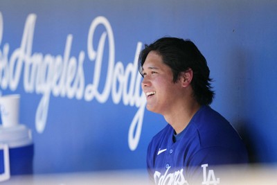 ジャイアンツ戦の五回途中で降板し、ベンチで笑顔を見せるドジャース・大谷＝グレンデール（共同）