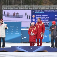 ノルディックスキー距離女子10キロクラシカル視覚障害の表彰式で、優勝したロシアのアナスタシア・バギイアン（中央左）から距離を置いて記念撮影する2位のチェコのシモナ・ブベニチュコバ（左端）＝テーゼロ距離競技場で2026年3月11日、渡部直樹撮影