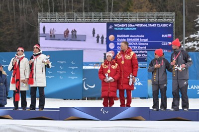 ノルディックスキー距離女子10キロクラシカル視覚障害の表彰式で、優勝したロシアのアナスタシア・バギイアン（中央左）から距離を置いて記念撮影する2位のチェコのシモナ・ブベニチュコバ（左端）＝テーゼロ距離競技場で2026年3月11日、渡部直樹撮影