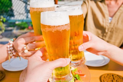 スポーツで汗を流した後のビールは格別だ（写真はイメージ）＝ゲッティ