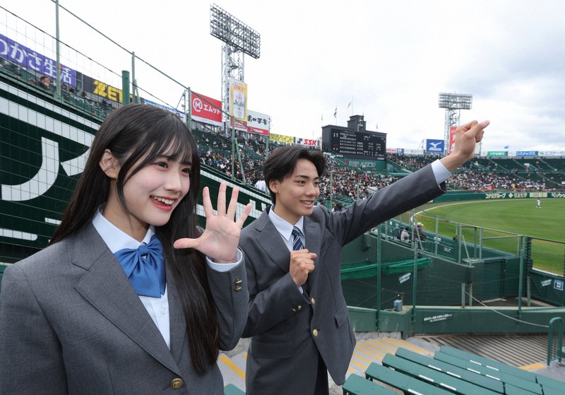 センバツ応援キャラクターの2人、初の甲子園で選手にエール | 毎日新聞