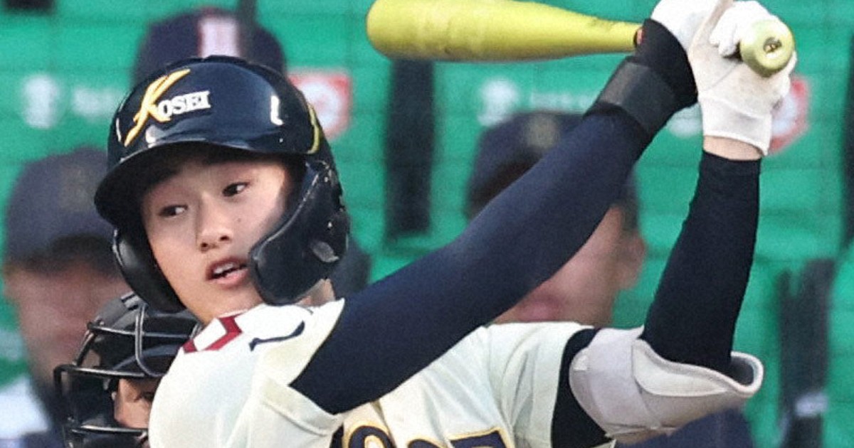 【八戸学院光星－崇徳】延長タイブレーク十回表八戸学院光星無死満塁、佐々木龍馬が適時打を放つ＝阪神甲子園球場で2026年3月19日、玉城達郎撮影