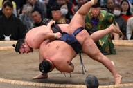 霧島（上）が上手投げで豊昇龍を破る＝エディオンアリーナ大阪で2026年3月19日、久保玲撮影