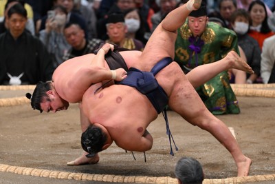 霧島（上）が上手投げで豊昇龍を破る＝エディオンアリーナ大阪で2026年3月19日、久保玲撮影