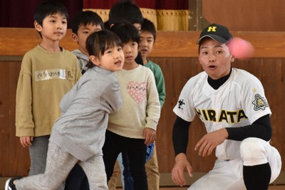 第92回センバツ出場が決まったばかりの野球部員。野球教室で子どもたちをサポートする＝島根県出雲市平田町で2020年1月26日午後2時16分、鈴木周撮影