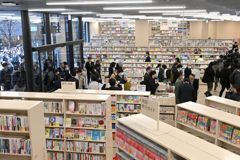 本の街のシンボル再開 東京・神保町の三省堂書店がリニューアル | 毎日新聞