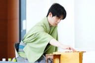 王将戦第6局、2日目午前の対局で駒を指す藤井聡太王将＝名古屋市中村区で2026年3月19日午前10時4分