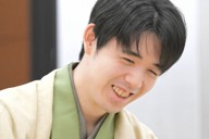 王将戦第6局で永瀬拓矢九段に勝利し、感想戦で笑顔を見せる藤井聡太王将＝名古屋市中村区で2026年3月19日午後7時18分、山崎一輝撮影