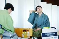 王将戦第6局、2日目午後の対局で考え込む永瀬拓矢九段（右）。左は藤井聡太王将＝名古屋市中村区で2026年3月19日午後3時26分