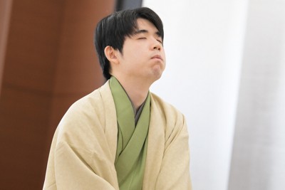 王将戦第6局2日目を迎え、封じ手開封前に集中する藤井聡太王将＝名古屋市中村区で2026年3月19日午前8時56分、山崎一輝撮影