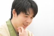 王将戦第6局で永瀬拓矢九段に勝利し、感想戦で笑顔を見せる藤井聡太王将＝名古屋市中村区で2026年3月19日午後7時44分、山崎一輝撮影