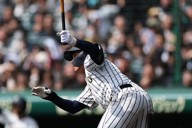 【沖縄尚学－帝京】八回裏帝京1死満塁、蔦原悠太が2点二塁打を放つ＝阪神甲子園球場で2026年3月19日、岩本一希撮影