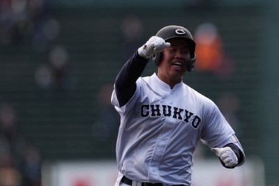 【中京大中京－阿南光】六回表中京大中京1死、本塁打を放ち喜ぶ松田知輝＝阪神甲子園球場で2026年3月19日、岩本一希撮影