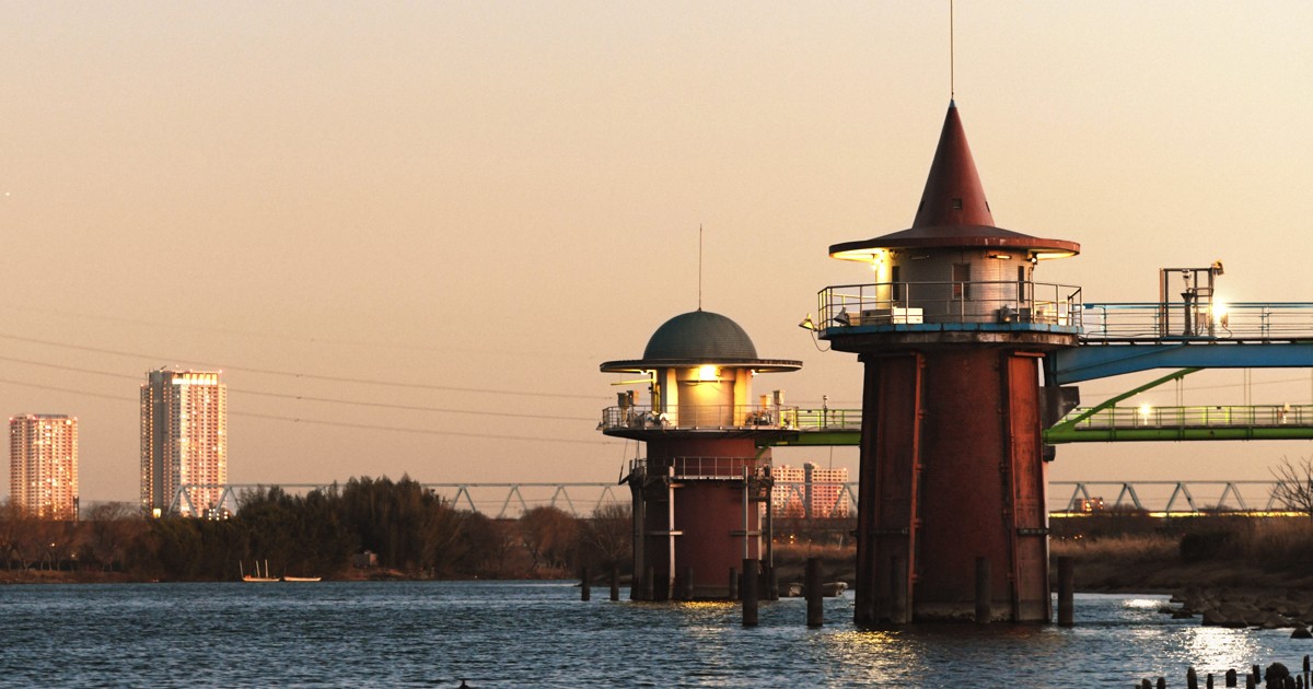 Retro Japan: Hat-shaped towers along Edo River take in 900,000 cubic meters of water daily