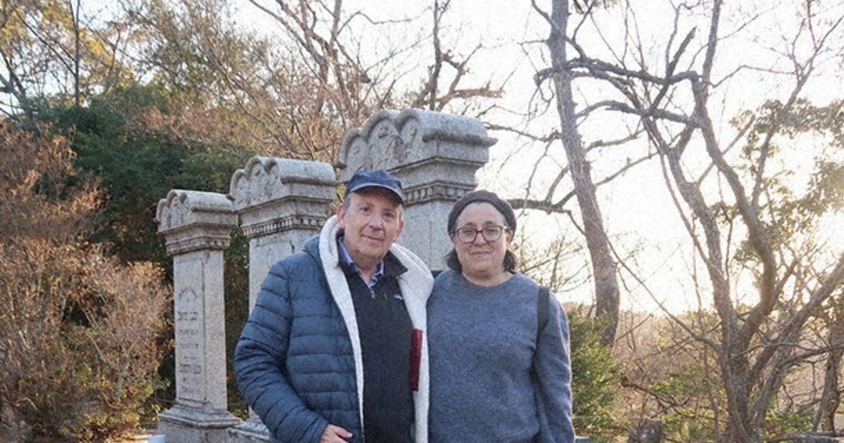 Descendant of WWII Jewish refugees saved by 'visas for life' visits uncle's grave in Kobe