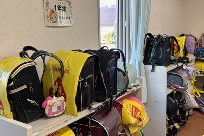 壁際にずらりと並ぶランドセル。学年ごとに置く場所が決まっている＝札幌市東区の札苗児童会館で2025年9月30日、今井美津子撮影