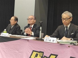 スルガ銀行不正融資問題の民事調停が終結し記者会見する被害弁護団。中央は河合弘之・共同団長＝東京都千代田区で2026年3月17日、今沢真撮影