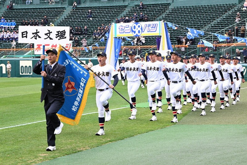 時代は新潟・2026センバツ：開会式 夢舞台、堂々行進 ／新潟