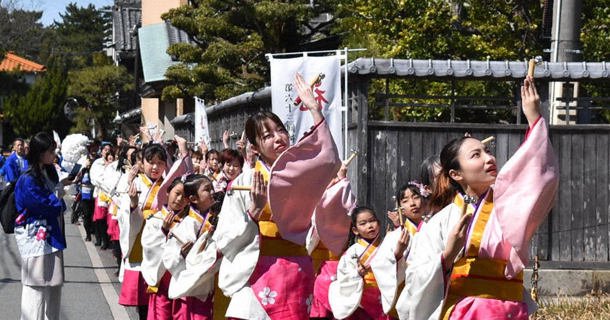 伊勢・「お木曳行事」前に浜参宮 木遣りで士気高め 各奉曳団が順々に