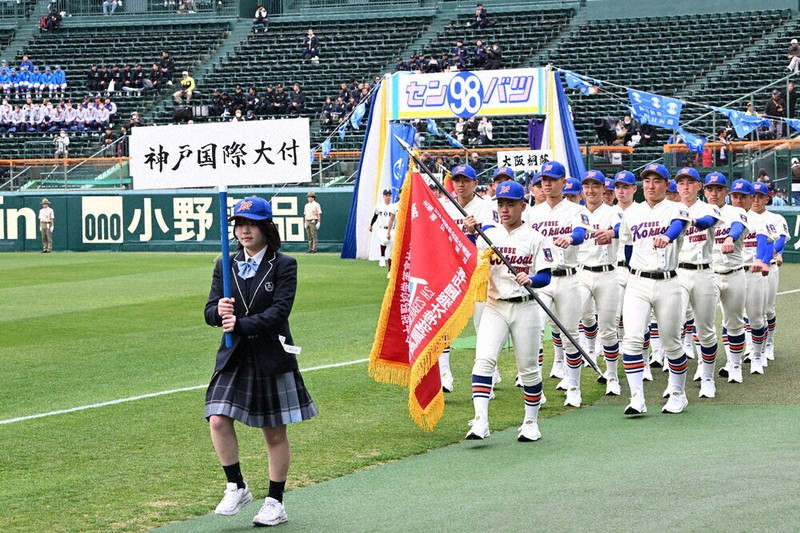 いざ！夢舞台へ'26センバツ：開会式 神戸国際大付、堂々行進／東洋大