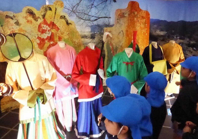 歴史公園館 高松塚壁画衣装展 子どもサイズの「飛鳥美人」 来月休館
