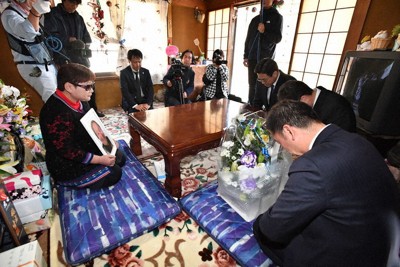 大久保文雄さんの遺族の美江子さん（左）に謝罪する東京電力幹部＝福島県飯舘村で2018年4月5日、代表撮影