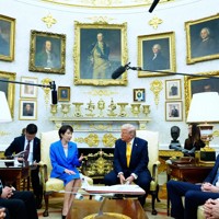 ホワイトハウスで会談する高市早苗首相（中央左）とトランプ米大統領（中央右）＝ワシントンで2026年3月19日、AP
