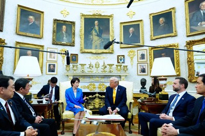 ホワイトハウスで会談する高市早苗首相（中央左）とトランプ米大統領（中央右）＝ワシントンで2026年3月19日、AP