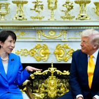 ホワイトハウスで会談する高市早苗首相（左）とトランプ米大統領＝ワシントンで2026年3月19日、AP