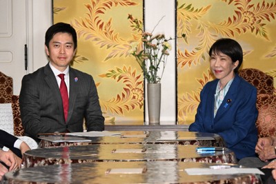 会談に臨む高市早苗首相（右）と日本維新の会の吉村洋文代表＝国会内で2026年3月17日午後5時29分、平田明浩撮影