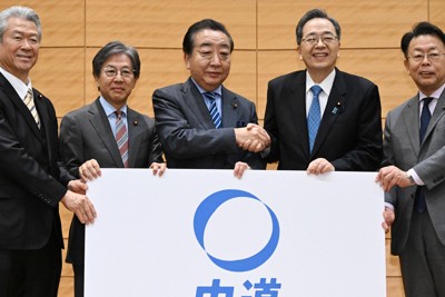 新党の党名が記されたボードを手に、党名を公表する立憲民主党の野田佳彦代表（中央）と公明党の斉藤鉄夫代表（右から2人目）ら＝国会内で2026年1月16日午後2時8分、平田明浩撮影