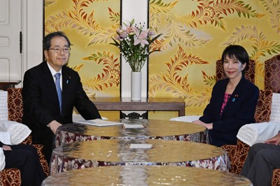 公明党の斉藤鉄夫代表（左）らとの会談に臨む自民党の高市早苗総裁＝国会内で2025年10月10日午後1時43分、平田明浩撮影