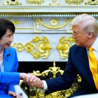 ホワイトハウスで握手を交わす高市早苗首相（左）とトランプ米大統領＝ワシントンで2026年3月19日、AP