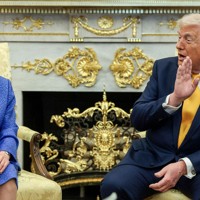 会談の冒頭で笑顔を見せる高市早苗首相（左）とトランプ米大統領＝ワシントンのホワイトハウスで2026年3月19日、ロイター