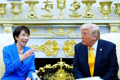 ホワイトハウスで会談する高市早苗首相（左）とトランプ米大統領＝2026年3月19日、AP