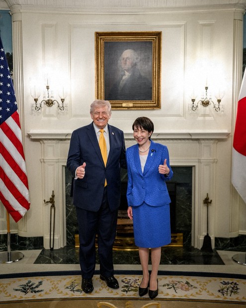 トランプ氏と高市氏、並んで笑顔 ホワイトハウスが写真投稿 | 毎日新聞