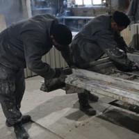 収容所内で作業するロシア人捕虜＝ウクライナ西部リビウ州で2026年2月27日、宮川裕章撮影
