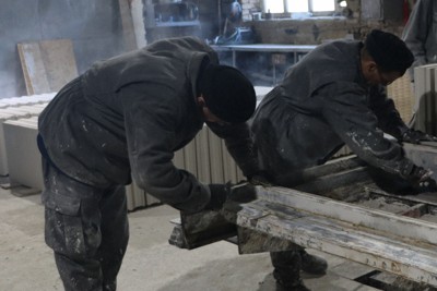 収容所内で作業するロシア人捕虜＝ウクライナ西部リビウ州で2026年2月27日、宮川裕章撮影