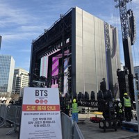 人気音楽グループBTSの無料コンサートの舞台とみられる設備＝ソウル光化門で2026年3月19日午後4時、日下部元美撮影