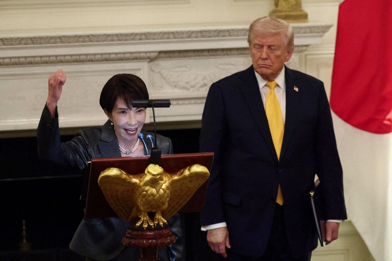 本当に綺麗♪☆☆トランプ大統領純金(１００mg)ノート☆☆ 100万ドル（約1億5500万円）で、米国居住権を記録的な速さで取得