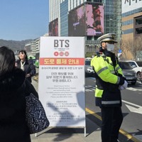 韓国の人気音楽グループBTSの無料コンサートを前に、会場近くで警備に当たる警察官＝ソウル市で2026年3月19日午後3時13分、福岡静哉撮影