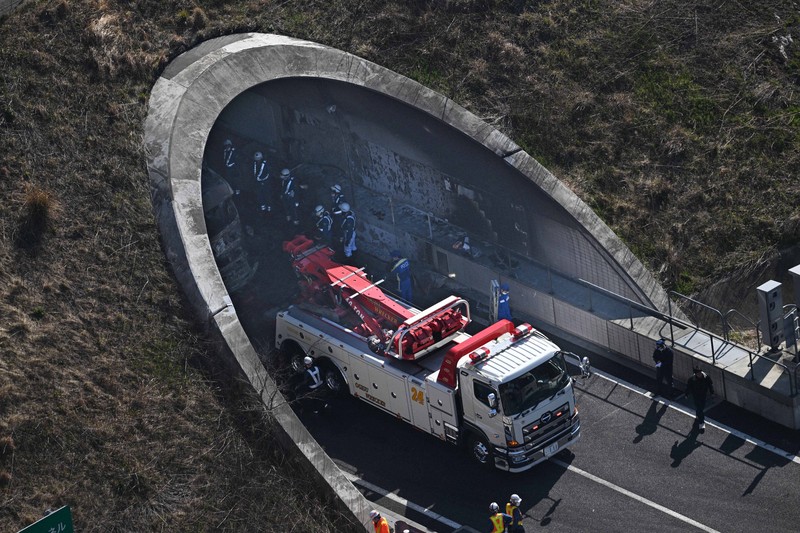 新名神高速の多重事故で5人死亡、2台炎上 容疑の運転手を逮捕 | 毎日新聞