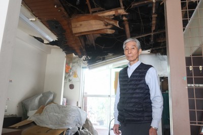 大阪市旭区の理容店「SALON・SAKURA」店主、中西正人さん。店舗の天井は火災で焼け落ちてしまっていた＝2026年3月2日午後0時20分、露木陽介撮影