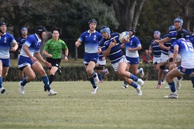 尾道戦でボールを持って攻め込む石見智翠館の選手＝山口市内で2026年2月14日午後1時27分、林大樹撮影