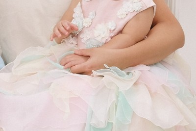 我が子の手を握る産婦人科医師の女性＝本人提供
