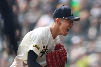 【神村学園－横浜】九回裏横浜2死満塁、打者・林田滉生を三振に仕留め、喜ぶ神村学園の先発・龍頭汰樹＝阪神甲子園球場で2026年3月20日、岩本一希撮影